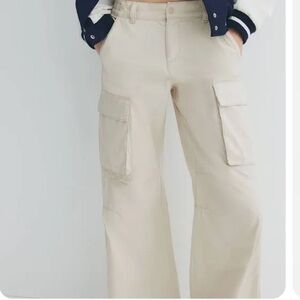 Women’s H&M Beige /Cream Cargo pants with pockets size 4
